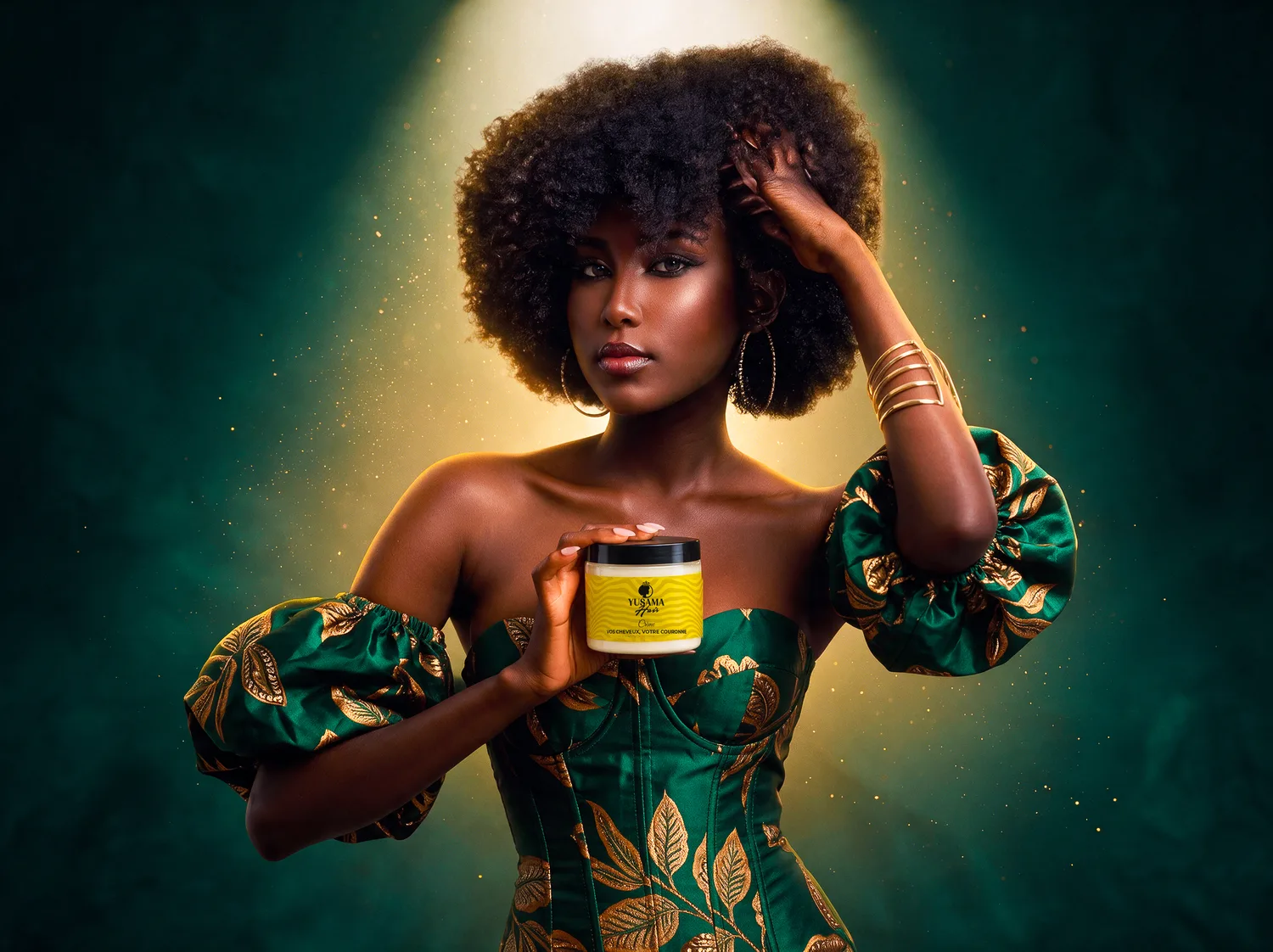 Yuyu Baldé en robe verte présentant la crème Yusama Hair